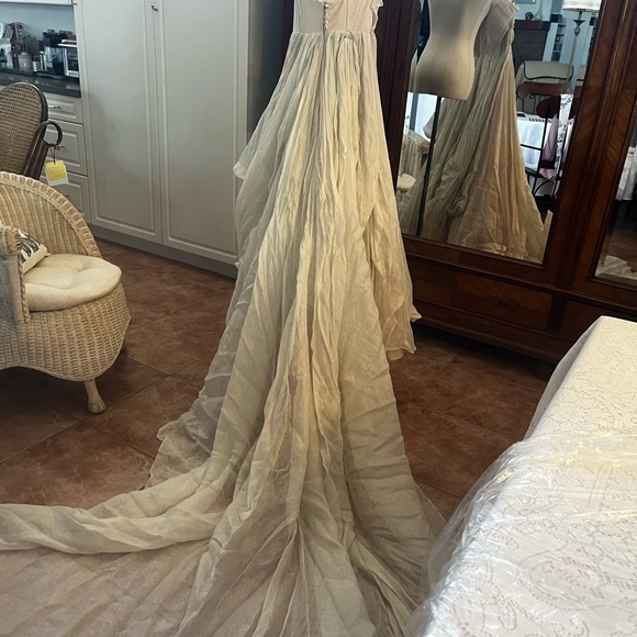 Carol Hannah Senara gown size 6. Layers of linen in shades of pink and cream - Picture 9 of 16